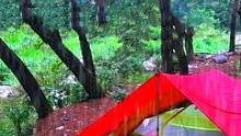 暴雨天露营，外面雷雨交加，一个人在帐篷里伴着雨声撸串喝酒#户外#露营#帐篷#下雨#听雨#治愈#户外美