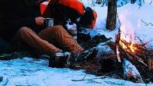 雪地露营，深夜大雪纷飞，和狗子一起在篝火旁取暖#户外 #露营 #野营 #雪 #帐篷 #野炊  