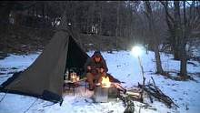雪地帐篷露营，生起一堆篝火烤肉，悠哉悠哉吃到天黑