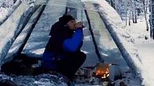 雪地露营，在保鲜膜庇护所里过夜，生起篝火取暖，太抗冻了！