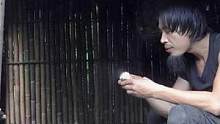 荒野生存，一个人在竹屋里生火烤红薯吃，真香！