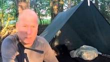 丛林露营，搭建一个防水布帐篷，和狗子相伴度过长夜