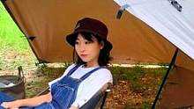 美女丛林野营，搭起帐篷生起小炉子，一人独享一锅大杂烩