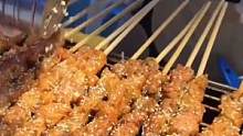 烤冷面、烤猪蹄、烤肉串~ 吃一顿应该胖不了吧 #美食 