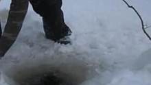 情侣雪地露营，凿冰洞捉鱼吃，用树枝自制捕鱼神器，能抓到鱼吗？