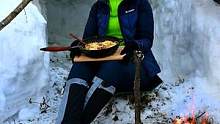 俄罗斯美女丛林露营，搭建庇护所、生火做饭，没想到饭量还挺大的