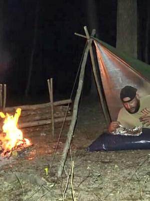 丛林露营，用树叶做睡垫，再加块防水布，晚上围着篝火吃烧烤