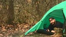 丛林露营，围着篝火吃培根煎饼，夜晚突降大雨，躲进帐篷听雨声