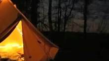 冬夜露营，帐篷外寒风刺骨，围着炉子吃烧烤大餐，老外太会享受了