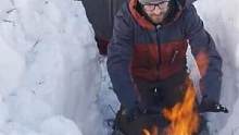 西伯利亚露营，在雪地搭个帐篷，砌两堵雪墙挡风，升火取暖做饭