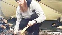 老外雪地露营一晚，用篝火自制美食，网友：睡觉碰上熊可咋办？