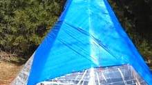 兄弟三人野外露营，搭建一个保鲜膜帐篷，住在里面真安逸
