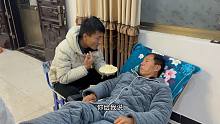 老周想吃苹果，腿却不能动，小兵给爸爸切块，老周说：还是儿子好