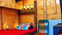 一天建造一间小木屋，再加建一张双层床，走进去一看感觉很温馨