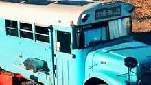 情侣把校车改装房车，开着它到处旅行