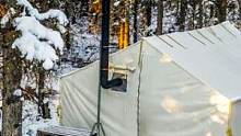 零下27度雪地露营，劈柴禾、生火炉，一个人窝在帐篷里烤披萨吃