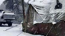 雪中露营，外面大雪纷飞，躲在热帐篷里和好友聊天