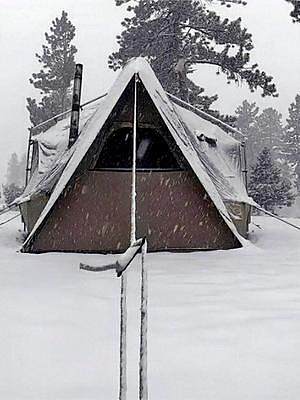 露营遇暴风雪，一个人躲在帐篷里，围着柴火炉做饭吃