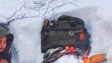 寒冬露营，用积雪搭建一个“雪洞”庇护所，吃饱喝足钻进去睡觉
