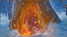 暴风雪徒步旅行，点燃柴火炉，独自在雪地度过寒夜#柴火炉#露营#户外#冰天雪地#帐篷#野营#野外生存#