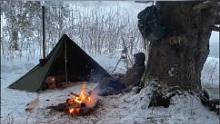 冬季露营，雪地里生起一堆篝火取暖，树下搭帐篷过夜#露营#户外#雪地#篝火#解压#助眠#治愈  