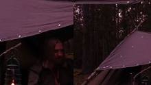 徒步旅行突降大雨，一个人躲在帐篷里烤肉吃#户外#露营 #下雨天#徒步旅行#野营#帐篷 
