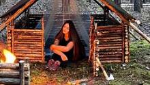 丛林露营，建造一间小木屋过夜，夜晚在篝火旁烤肉#户外#露营 #木屋建造#野外建造#庇护所#小木屋#野