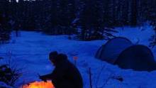 雪地露营，深夜一个人在帐篷里，吃泡面喝烧酒取暖#户外 #露营 #雪 #帐篷 #野炊 #野营 