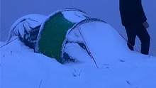 冬季露营，深夜突然下雪，第二天帐篷被积雪包围#露营 #户外 #雪 #帐篷 