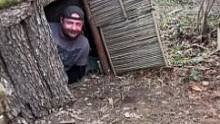 用木头、树皮和苔藓搭建森林小屋，夜晚一个人在里面睡觉#户外 #野外 #户外美食 #木屋建造 #露营 