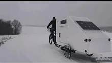 风雪天旅行，用自行车拖拽露营车，这哥们太彪了#户外 #雪 #露营车 #冬天