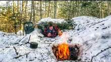 雪地露营，用树木和雪搭建庇护所，深夜在篝火旁做饭吃#户外 #冬天
