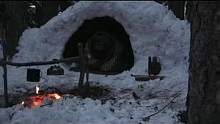 丛林之旅，自建雪洞庇护所，夜晚生起一堆篝火取暖#户外 #雪 #冬天