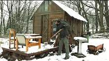雪天徒步旅行，赶在天黑前来到林中木屋，一个人的秘密基地#小木屋