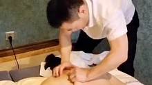 背部抓拿手法，抓、提、抖，一个动作缓解背部疲劳，学会了给你的老公做 #背部 #按摩手法 #教学 #健