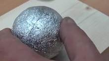 牛人用铝箔纸，打造出一个光滑的金属球，成品出来后服了！