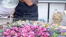 新来的师傅用假花装饰桌子，看到成品后，老板：工资翻倍！