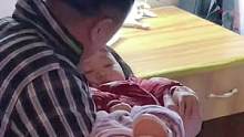 偷偷发现原来严肃的爷爷背地里是这么柔软的汉子 #人类幼崽成长记 #隔代亲 #陪伴是最大的幸福