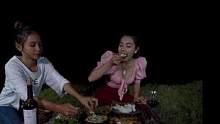 #美食创作人 泰国少妇独自户外生存，这美食爱了爱了！#户外美食 #户外野炊 