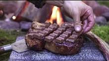 牛排配巧克力这种吃法，大家见过吗？
#美食创作者 #户外美食 #荒野求生 