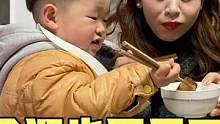 担心妈妈太瘦，2岁萌娃给妈妈碗里堆满了肥肉，网友：真是大孝子 #人类幼崽迷惑行为 #豚言豚言