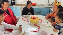 媳妇过30岁生日，老公下厨准备一桌子午餐，一家人一起庆生真热闹