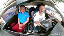 男学员冒雨练科目二，迷糊到总是打错方向盘，憋住别笑除非忍不住