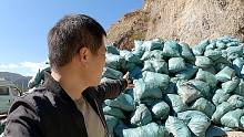 小伙穷游云南，澜沧江边发现大批麻袋，很值钱不敢乱动