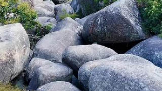 厦门岛内也有很多可以户外运动的地方,这样的有挑战的石头山就有几十