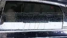 下雨天，玻璃总是很模糊？怎么办？看姐姐现场一招教你解决！#汽车好物推荐 #精致洗车 
