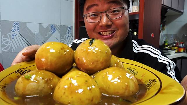 小伙用猪尿泡做了9个超级狮子头,做法虽然费劲,成品太值了