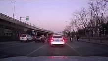 北京大爷，就想问问你们，到底服不服？#北京大爷#逆行车 #守法知礼平安行 