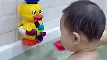 快给宝贝在浴室装个小鸭子吧，大眼睛会转动，嘴巴会吐水，宝宝太爱了#洗澡玩具  