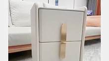 家里卧室小，放不下标准#床头柜 的，可以选这种#窄边床头柜 ，功能齐全，颜值品质都在线#卧室装修